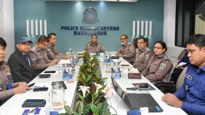 মাসিক অপরাধ পর্যালোচনা সভায় বক্তব্য রাখছেন আইজিপি বাহারুল আলম