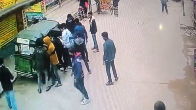 সিরাজগঞ্জ শহরে প্রকাশ্যে আব্দুর রহমান রিয়াদ নামে এক কলেজছাত্রকে কুপিয়ে হত্যা