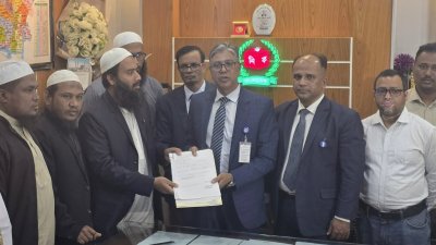 মনোনয়নপত্র জমা দিচ্ছেন ইসলামি আন্দোলনের মুরাদ হোসেন 