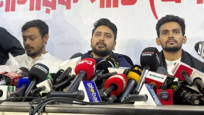 সন্ধ্যায় জরুরি সংবাদ সম্মেলন ডেকে এই ঘোষণা দিয়েছেন এনসিপির আহ্বায়ক নাহিদ ইসলাম