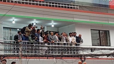 দলীয় কার্যালয়ের ব্যালকনিতে দাঁড়িয়ে নেতাকর্মীদের শুভেচ্ছা জানান তারেক রহমান