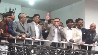 নেতাকর্মীদের উদ্দেশে বক্তব্য রাখছেন তারেক রহমান