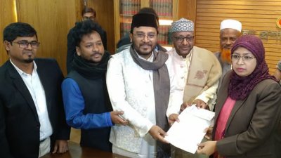 সোমবার দুপুরে ফেনী-২ আসনে মনোনয়নপত্র জমা দেন এবি পার্টির চেয়ারম্যান মজিবুর রহমান মঞ্জু