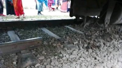 দুর্বৃত্তরা ২০ মিটার রেলের লোহার পাত ও স্লিপার কেটে নিয়ে গেছে