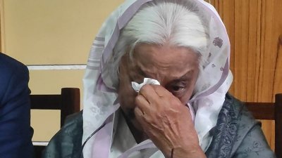 খালেদা জিয়ার মৃত্যুতে কাঁদছেন দলের ভাইস চেয়ারম্যান অধ্যাপক নার্গিস বেগম