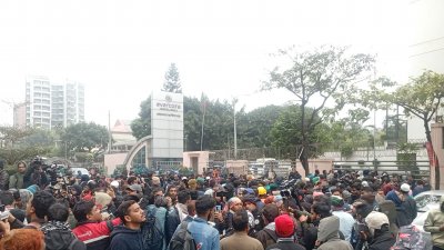 এভারকেয়ারের সামনে ভিড়
