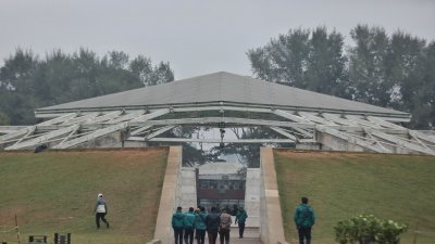 জিয়া উদ্যানে চলছে খালেদা জিয়ার দাফনের প্রস্তুতি (ছবি: মেহেদি হাসান)