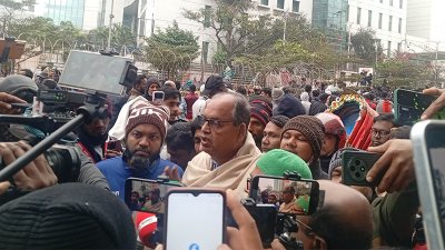 এভারকেয়ারে হাসপাতালের সামনে সাংবাদিকদের সঙ্গে কথা বলছেন শামসুজ্জামান দুদু