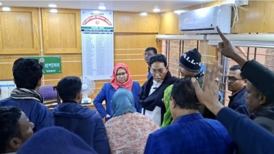 বরগুনা-২ আসনে বিএনপি মনোনীত প্রার্থী নুরুল ইসলাম মনি মনোনয়নপত্র জমা দিতে গিয়ে সহকারী রিটার্নিং কর্মকর্তার ওপর ক্ষোভ প্রকাশ করেছেন