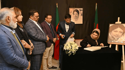 শোক বইয়ে সই করছেন কূটনীতিকরা
