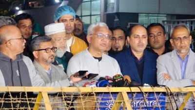 সাংবাদিকদের সঙ্গে কথা বলছেন এ জেড এম জাহিদ হোসেন