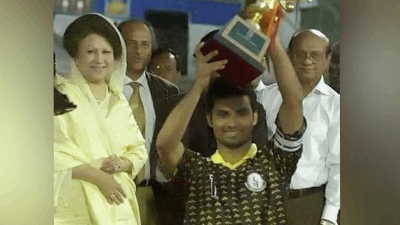 খালেদা জিয়ার সঙ্গে সাফজয়ী ট্রফি হাতে আমিনুল