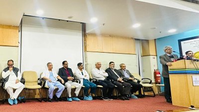 এভারকেয়ার হাসপাতালে সংবাদ সম্মেলনে কথা বলছেন মির্জা ফখরুল ইসলাম আলমগীর