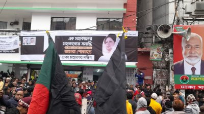 নয়াপল্টনে শোকাতুর নেতাকর্মীদের ঢল