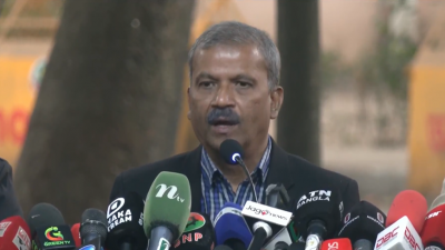 সাংবাকিদের সঙ্গে কথা বলছেন আসিফ নজরুল