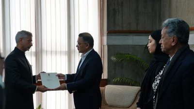 তারেক রহমানের হাতে শোকবার্তা তুলে দিলেন জয়শঙ্কর