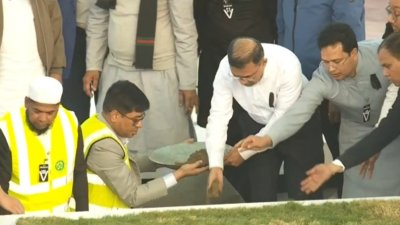 খালেদা জিয়ার কবরে মাটি দেন তারেক রহমান