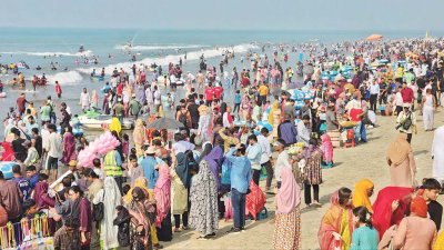 কক্সবাজার সমুদ্রসৈকতে পর্যটক