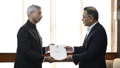 নরেন্দ্র মোদির দেওয়া একটি ব্যক্তিগত চিঠি তারেক রহমানের হাতে হস্তান্তর করেন এস জয়শঙ্ককর