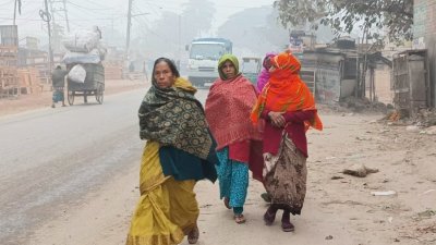 রাজধানীতে সকালে কুয়াশার দাপট (ছবি: রাকিবুল ইসলাম)