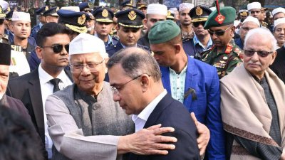 তারেক রহমানকে সান্ত্বনা জানাচ্ছেন প্রধান উপদেষ্টা