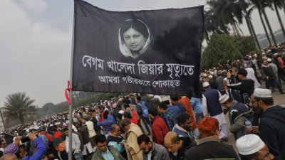 শেষ বিদায়ে লাখো মানুষের ভালোবাসায় পেয়েছেন দেশের প্রথম নারী প