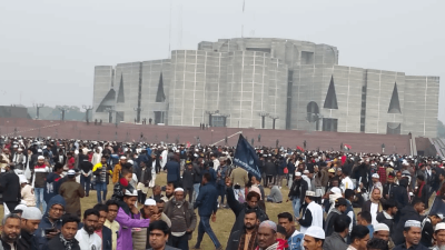 সংসদ ভবনের সামনে মানুষের ভিড়