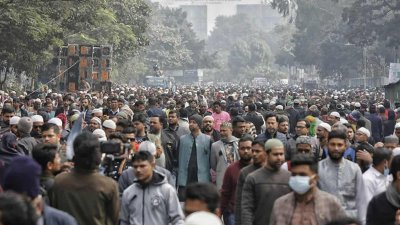 মানিক মিয়া অ্যাভিনিউতে মানুষের ঢল, ছবি: নাসিরুল ইসলাম