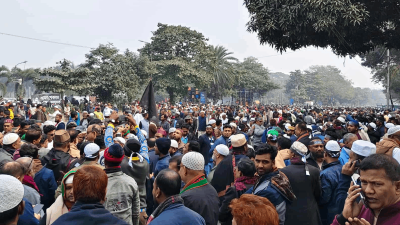 জানাজায় অংশ নিতে আসা মানুষের ভিড় (ছবি: নাসিরুল ইসলাম)