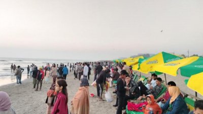 থার্টি ফার্স্ট নাইট উদযাপন করতে কক্সবাজারে ভিড় করেছেন লাখো পর্যটক