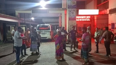 হাসপাতালের সামনে স্বজনরা