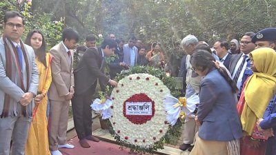কবির সমাধিতে বিভিন্ন সংগঠনের পক্ষ থেকে ফুলেল শ্রদ্ধা জানানো হয়