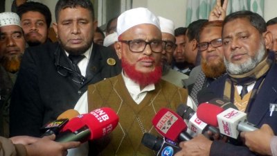 রংপুরের জেলা প্রশাসকের কার্যালয়ে মনোনয়নপত্র যাচাই-বাছাই কার্যক্রমে অংশ নিয়ে সাংবাদিকদের সঙ্গে কথা বলেন এ টি এম আজহার