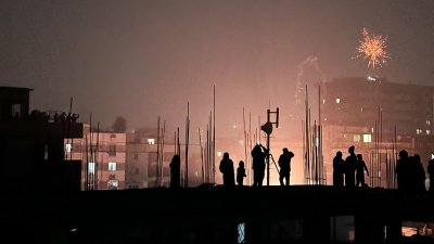 রাজধানীজুড়ে ফুটছে আতশবাজি