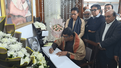 শোক বইয়ে সই করছেন শামীম হায়দার পাটোয়ারী