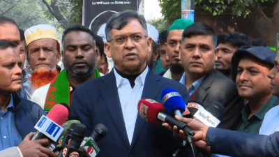 সাংবাদিকদের সঙ্গে কথা বলছেন  সালাহ উদ্দিন আহমেদ