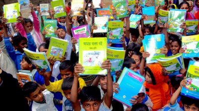 শিক্ষার্থীদের হাতে নতুন পাঠ্যপুস্তক (ফাইল ছবি)