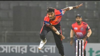 শেষ দিকে অবিশ্বাস্য বোলিং করেছেন রিপন মন্ডল।