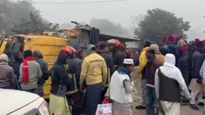 কলার হাটে উল্টে পড়ে বালুবাহী ট্রাকে
