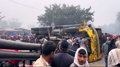 দুর্ঘটনায় উল্টে যাওয়া ট্রাক