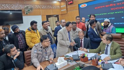 রিটার্নিং কর্মকর্তার কার্যালয়ে নেতাকর্মীসহ ব্যারিস্টার মঞ্জুম আলী