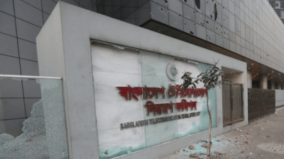 বিটিআরসি ভবন ভাঙচুর করে মোবাইল ব্যবসায়ীরা (ছবি: সংগৃহীত)