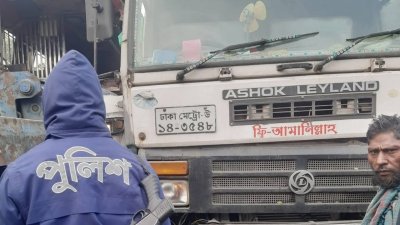 দুর্ঘটনাকবলিত দুই গাড়ি