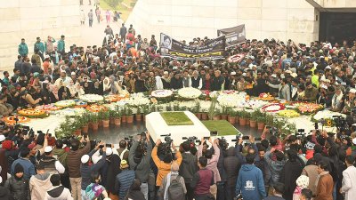খালেদা জিয়ার কবর জিয়ারত করছেন তারা (ছবি: নাসিরুল ইসলাম)