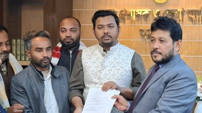 মনোনয়নপত্র জমা দিচ্ছেন সারোয়ার তুষার