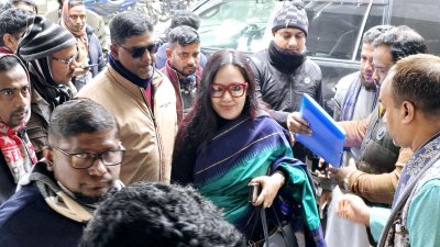 মনোনয়নপত্র বৈধ ঘোষণার পর রিটার্নিং কর্মকর্তার সামনে নেতাকর্মীদের সঙ্গে ব্যারিস্টার রুমিন ফারহানা