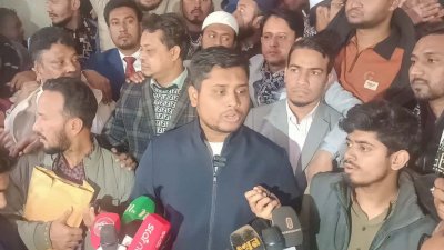 মনোনয়নপত্র যাচাই-বাছাইয়ের পর সাংবাদিকদের সঙ্গে কথা বলেন হাসনাত আবদুল্লাহ