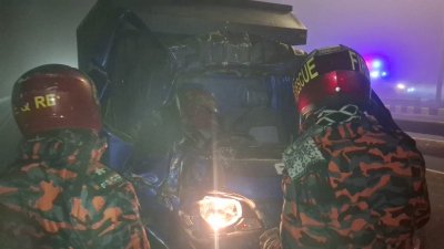 দুর্ঘটনাকবলিত গাড়ি উদ্ধার করেছে ফায়ার সার্ভিস