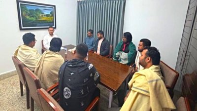 বিএনপি চেয়ারপারসনের গুলশান কার্যালয়ে তারেক রহমানের সঙ্গে সাক্ষাৎ করে ডাকসু প্রতিনিধিদল