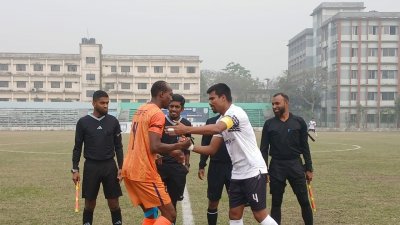 ম্যাচের শুরুতে হাত মেলাচ্ছেন দুই দলের অধিনায়ক।